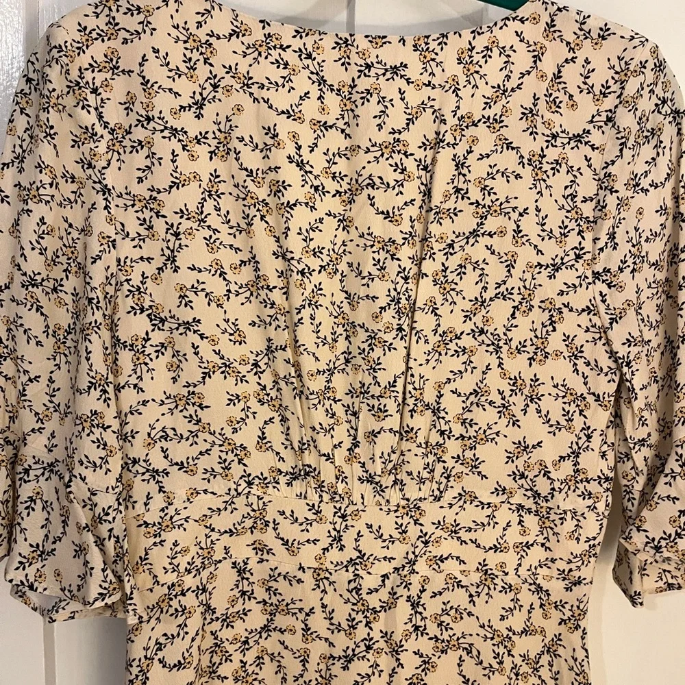 Cupcakes and cashmere Floral V-Neck Dress - Picture 9 of 11